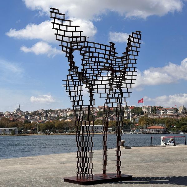 Installation of “Nike” sculpture by Gokhan Avcioglu at Contemporary Istanbul art fair 2023